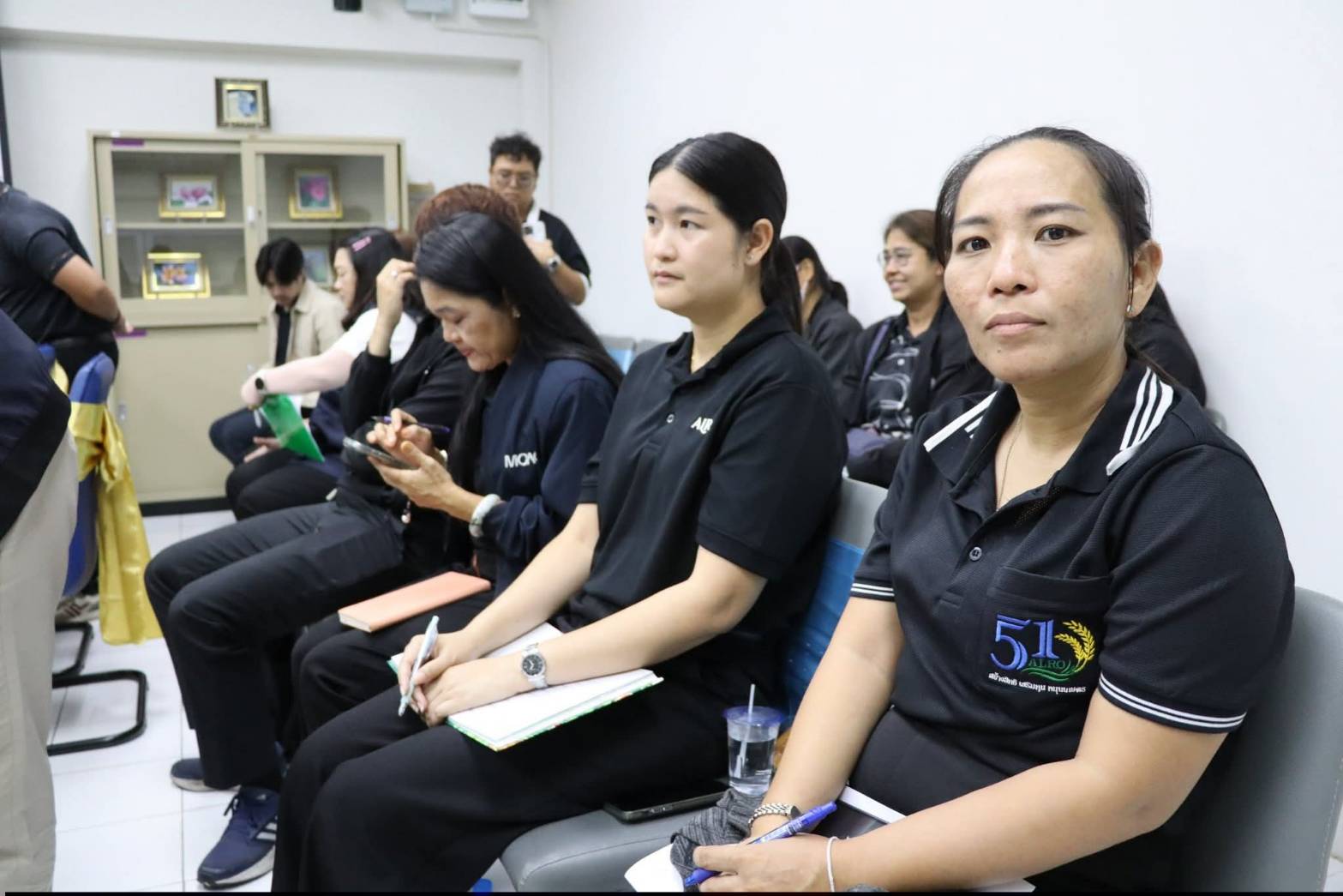 title - สำนักแผนงานและโครงการพิเศษ กระทรวงเกษตรและสหกรณ์ ร่วมกับผู้แทนหน่วยงานภายในสังกัดกระทรวงเกษตรและสหกรณ์, ผู้อำนวยการศูนย์ส่งเสริมและพัฒนาอาชีพเสริมนอกภาคการเกษตร เข้าร่วมประชุมหารือและลงพื้นที่แปลงนาภายในศูนย์ส่งเสริมและพัฒนาอาชีพเสริมนอกภาคการเกษตร เพื่อเตรียมความพร้อมในการจัดกิจกรรมจิตอาสา กระทรวงเกษตรและสหกรณ์ 